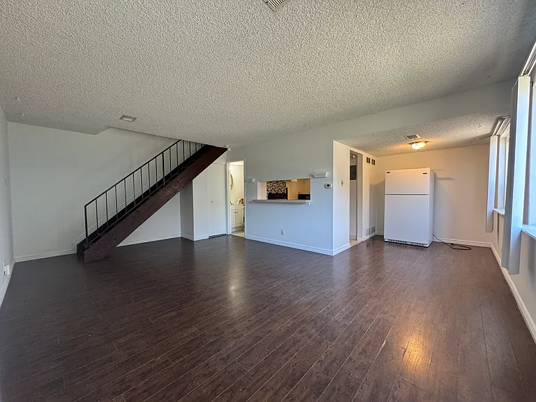 1225 S Oneida St — Photo 2