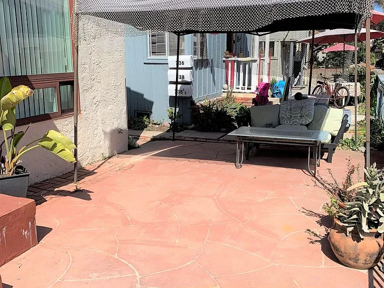 732-734 Zanzibar Ct — Photo 3