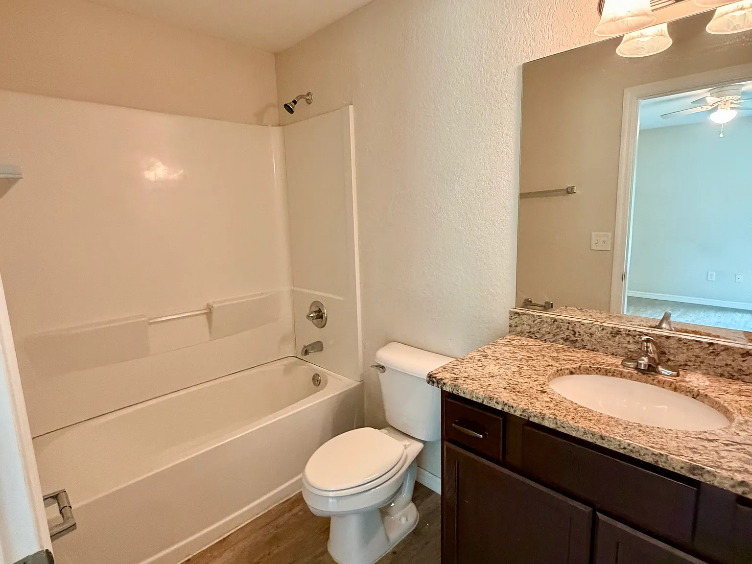 2 bed, 985 sqft, $1,300 — Photo 2