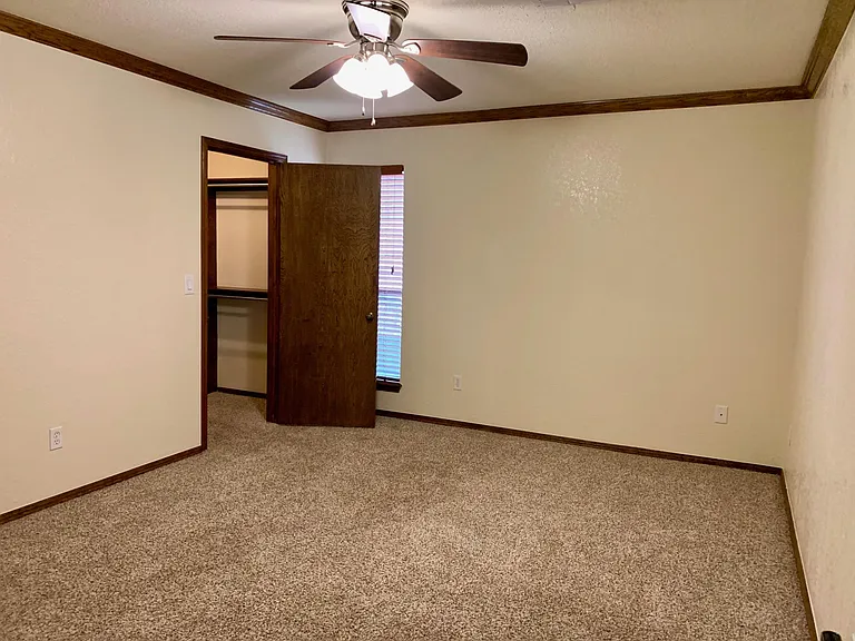 1419 Pickford Ln — Photo 33