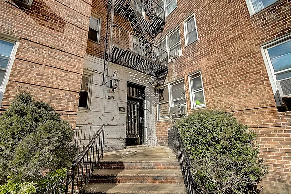 Sold by Redfin Real Estate | media 10