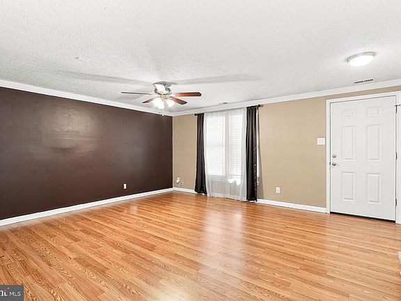 4th image of 21 Waterview Ct