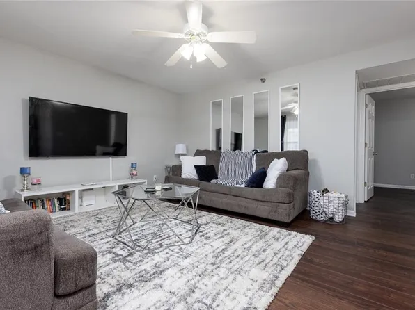 6834 N Olive St, Gladstone, MO 64118