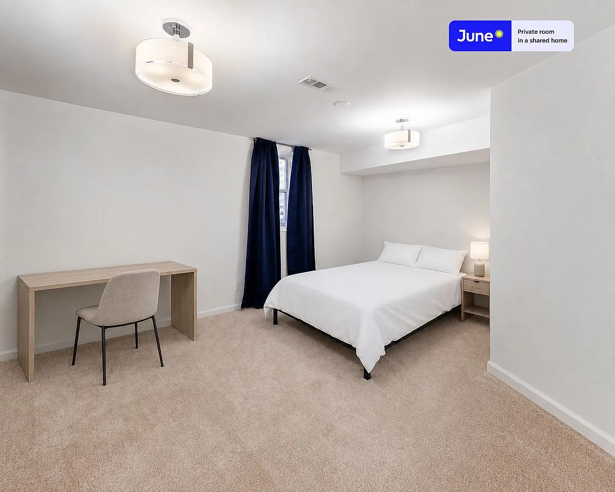 Queen bedroom in 5 bed/2 bath home in Logan Circle #415 BD — Photo 1