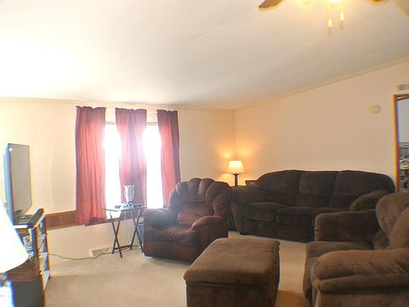 3rd image of 813 Maple Ct