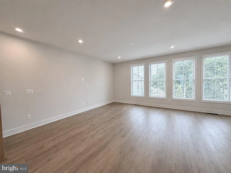 135 Heyford Dr — Photo 5