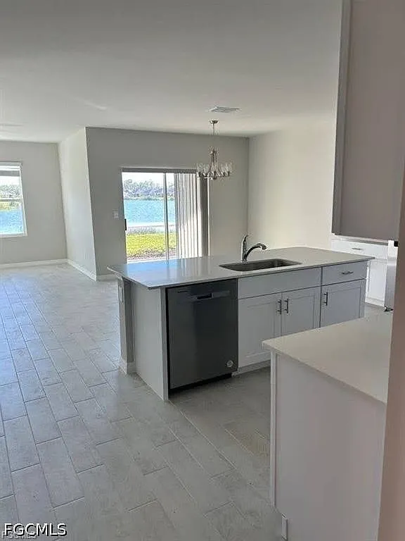 4 bed, 2.0 bath, 1828 sqft, $2,200 — Photo 4