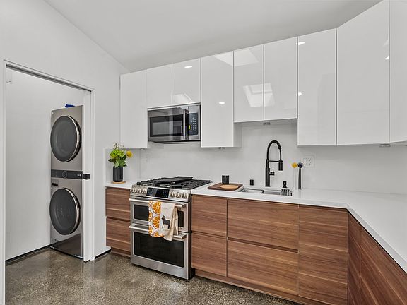 5th image of 310 W Elm Ave #101