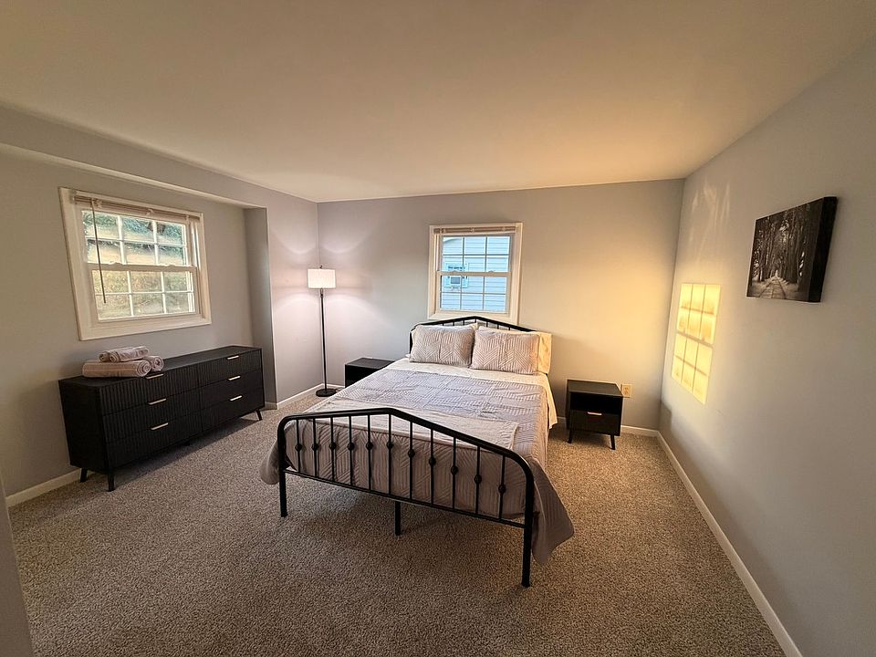 Spacious bedroom with 4 closets