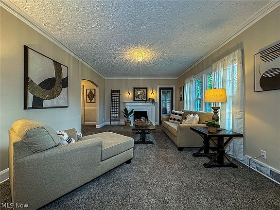 4th image of 483 Mistletoe Ave