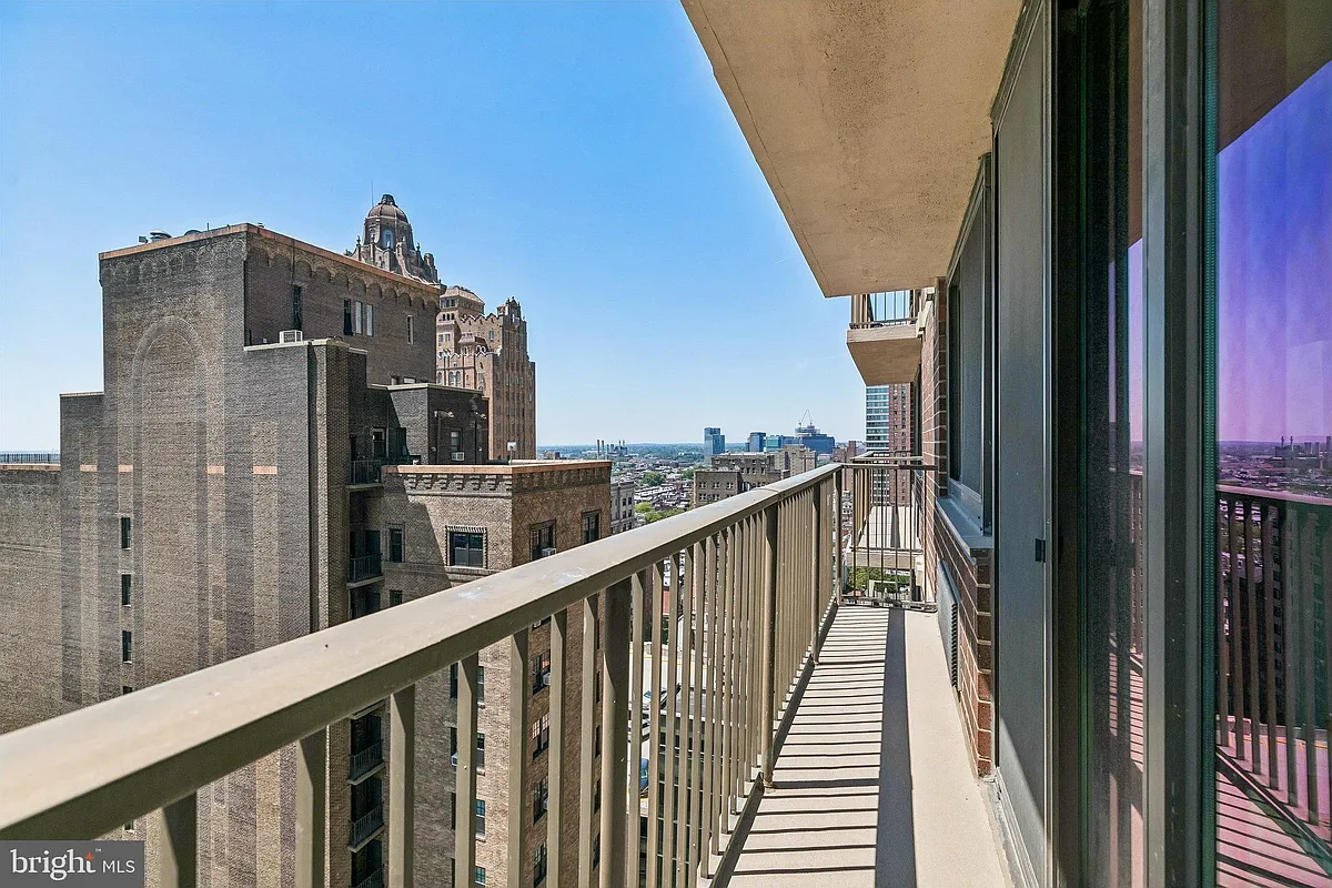 Building Photo - 1420 Locust St #21M