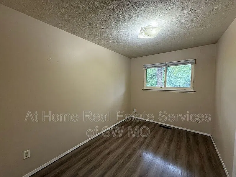 3 bed, 1.0 bath, 945 sqft, $1,080 — Photo 4