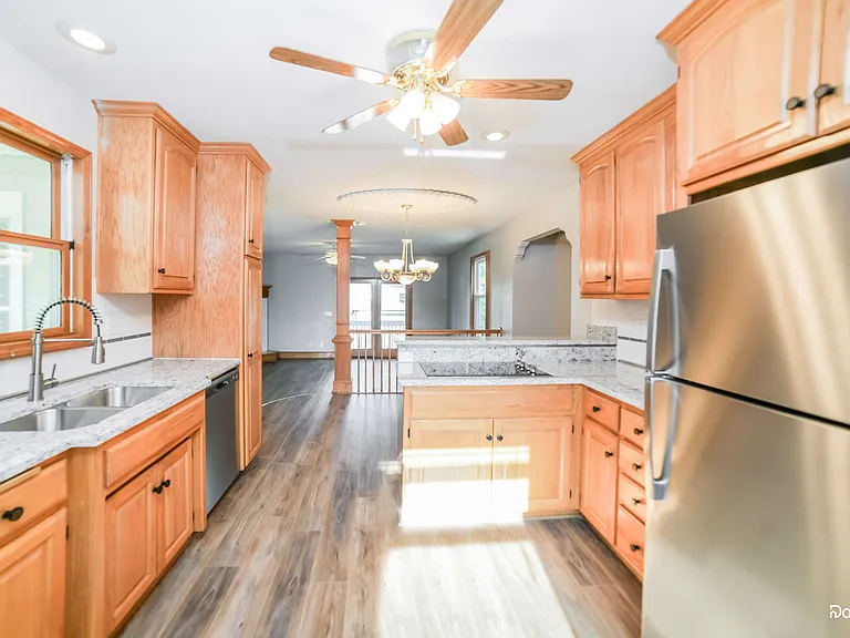 805 SW Harvest Dr — Photo 3