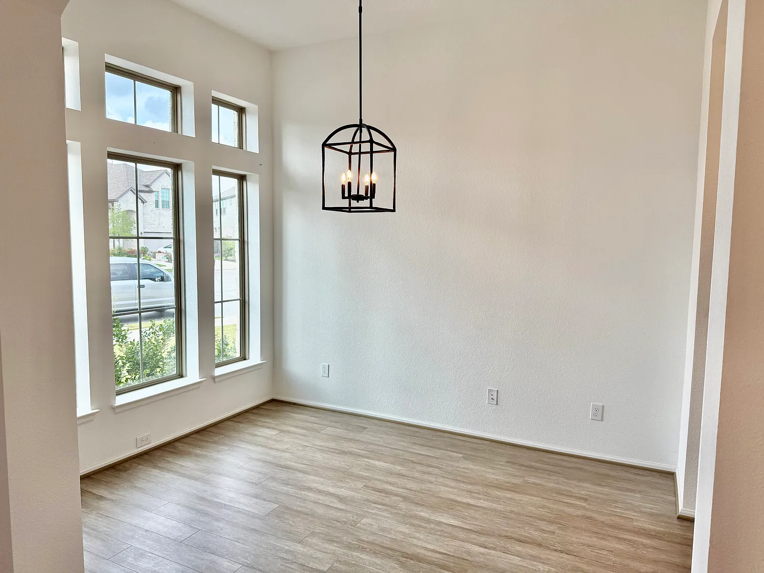 4 bed, 1999 sqft, $2,975 — Photo 4