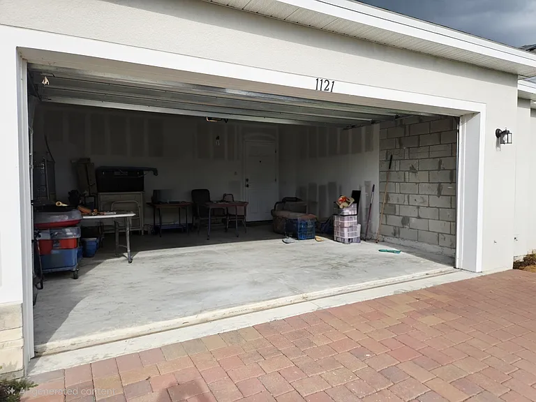 1121 Lexington Ln — Photo 2