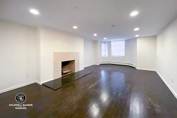 Rented by Coldwell Banker Warburg | media 7