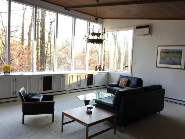6305 Walhonding Rd, Bethesda, MD 20816