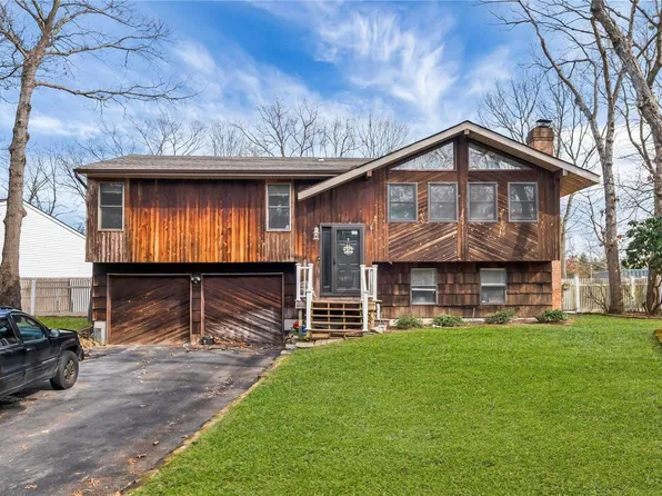 4 Nicholas Court, Nesconset, NY 11767