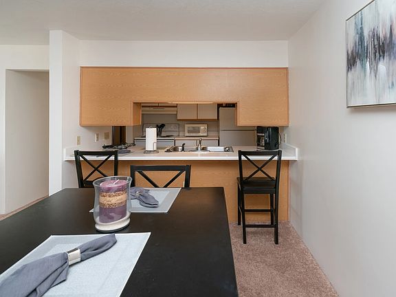 5th image of 1701 Bond St #33
