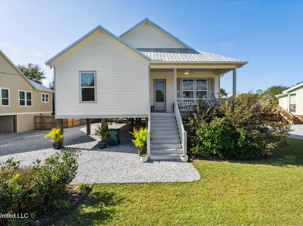 107 Adrienne Ct, Waveland, MS 39576