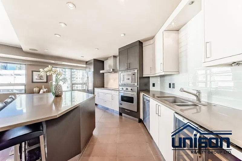 3 bed, 2400 sqft, $5,800 — Photo 4