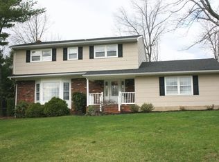 56 Wood Lake Dr, Piscataway, NJ 08854