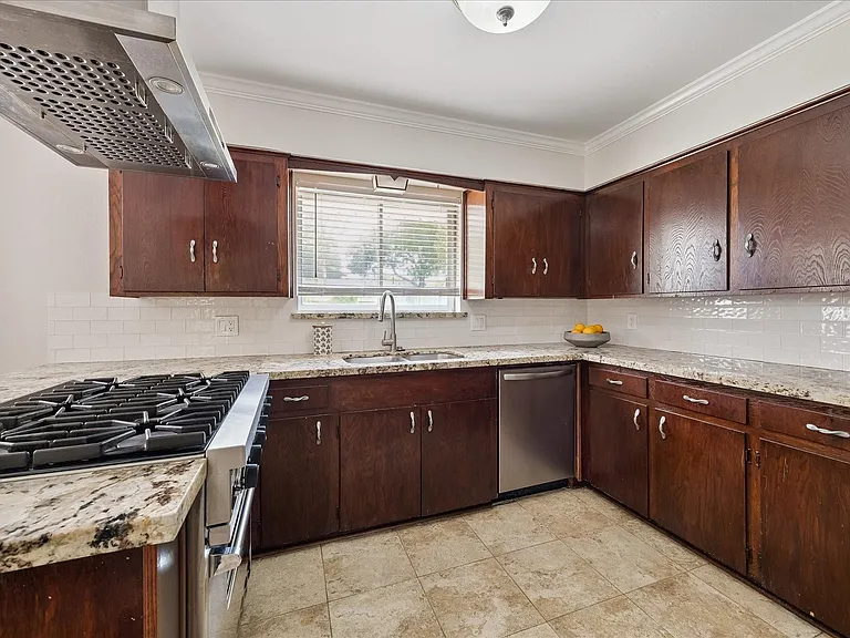 9777 Larston St — Photo 23