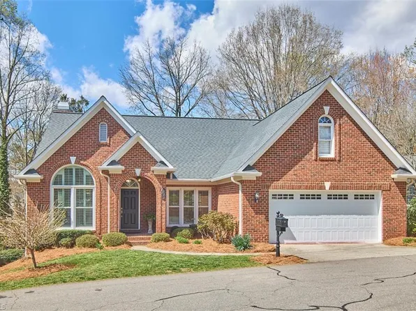 233 Village Green Sq, Winston Salem, NC 27104