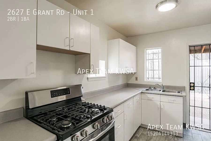 $875- Quaint 2 Bed / 1 Bath Apartment Located on E. Grant Rd! — Photo 2