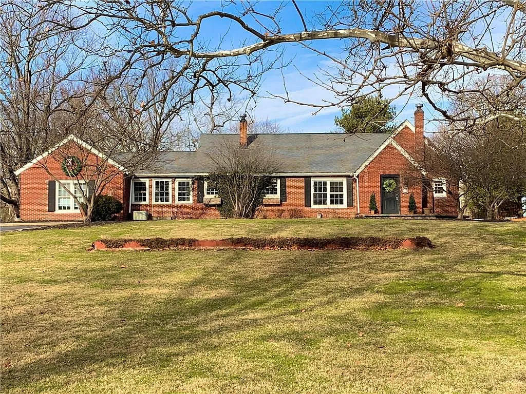 835 Park Dr photo 1