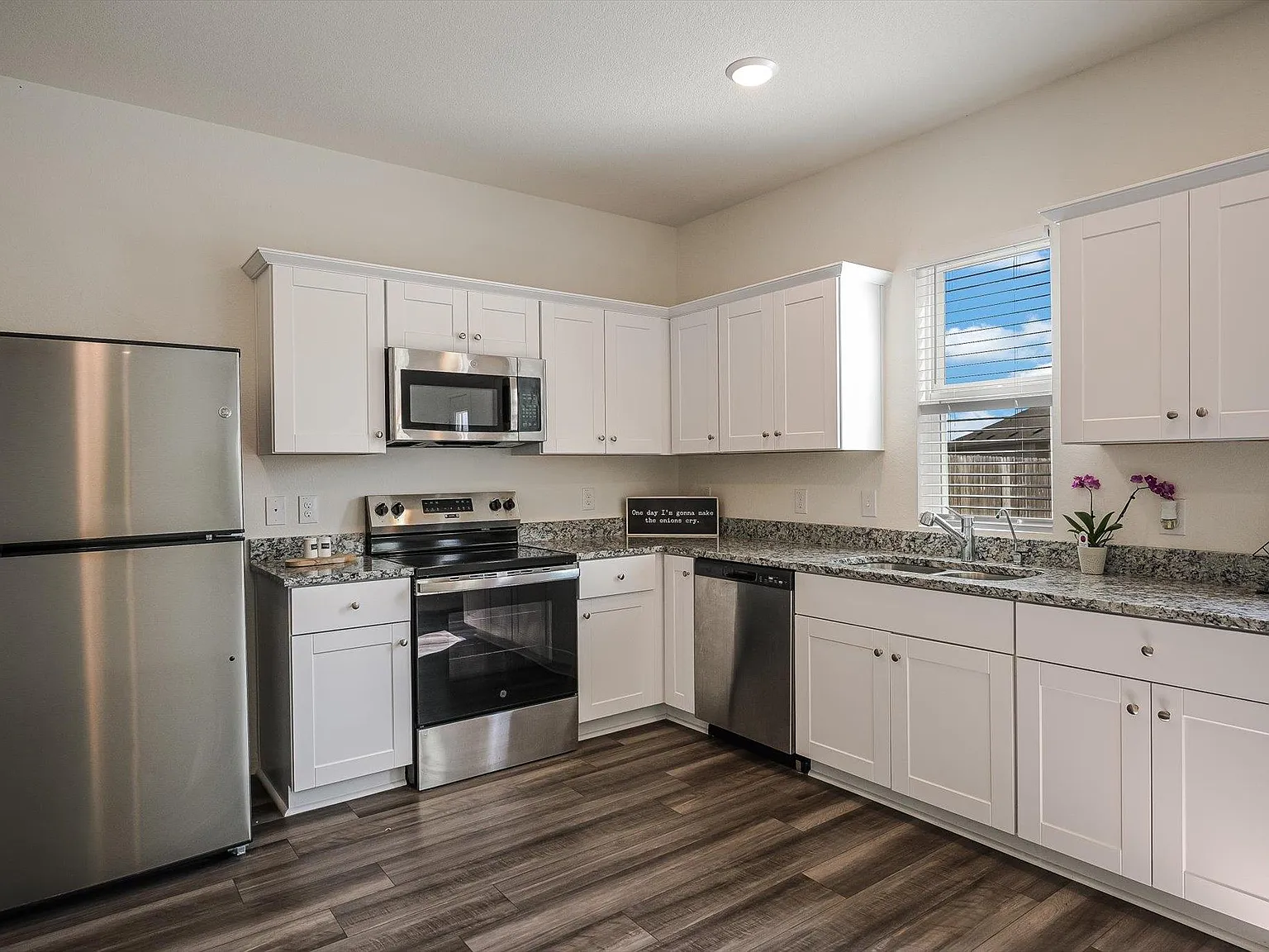 3 bed, 2.5 bath, 1605 sqft, $2,200 — Photo 4