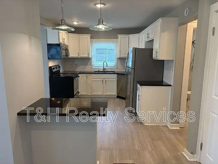 1427 S Olive St — Photo 8