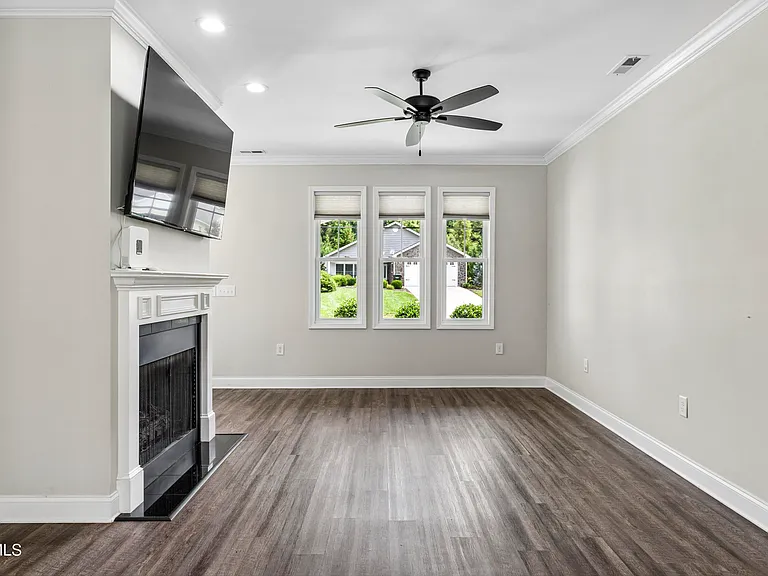 515 Villa Ln — Photo 4