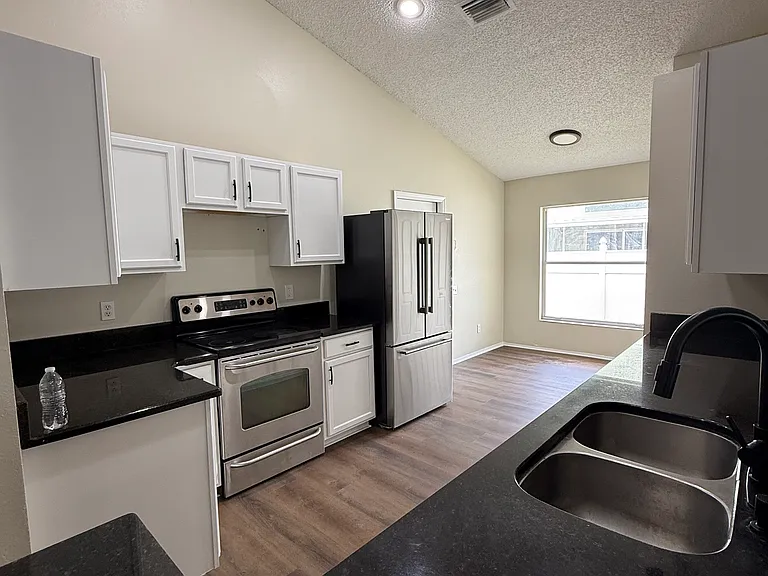 12508 Midpointe Dr — Photo 6