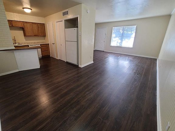 5th image of 226 E Victory Ave