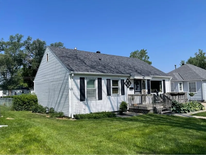 3 bed, 1.0 bath, 982 sqft, $1,650 — Photo 2