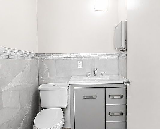4th image of 645 E 11th St APT 1F