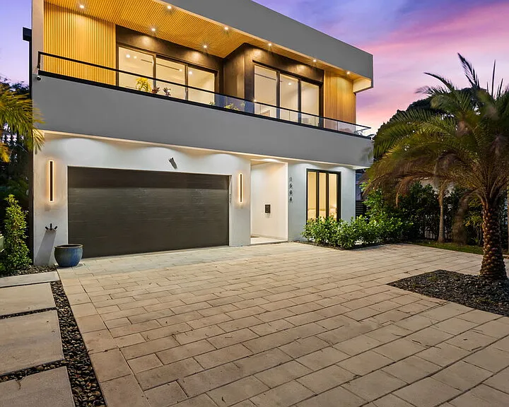 NE 6th St — Photo 17