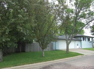 614 W 9th Ave, Lennox, SD 57039