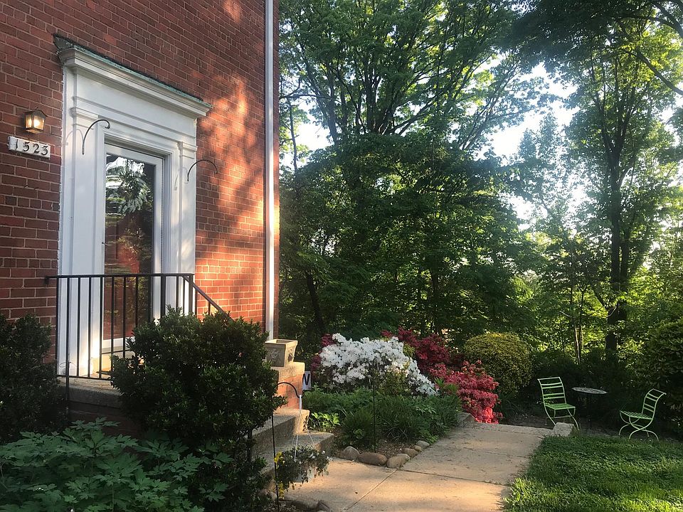 Front entry with seating area
