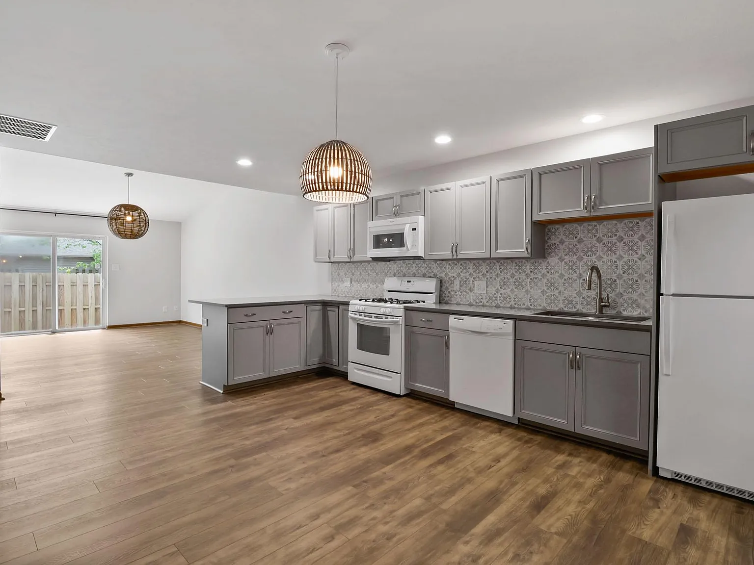 2 bed, 1120 sqft, $1,550 — Photo 4