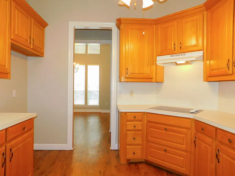 502 Hillcrest Ln — Photo 12