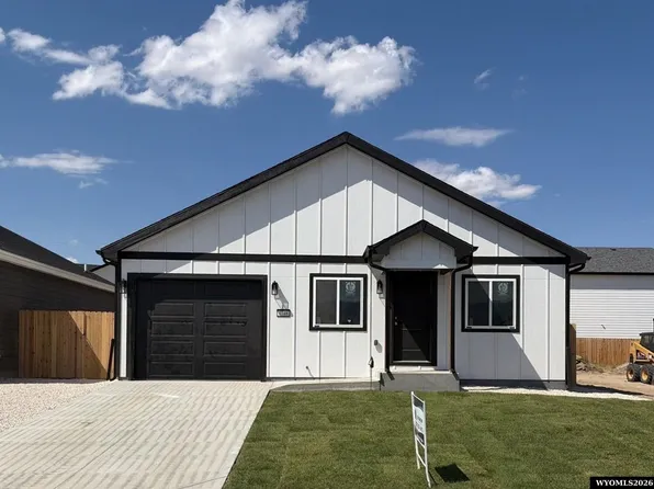 4748 Pontiac St, Mills, WY 82644