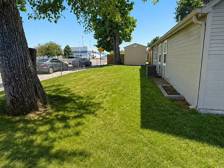 1139 Powell Ave — Photo 4