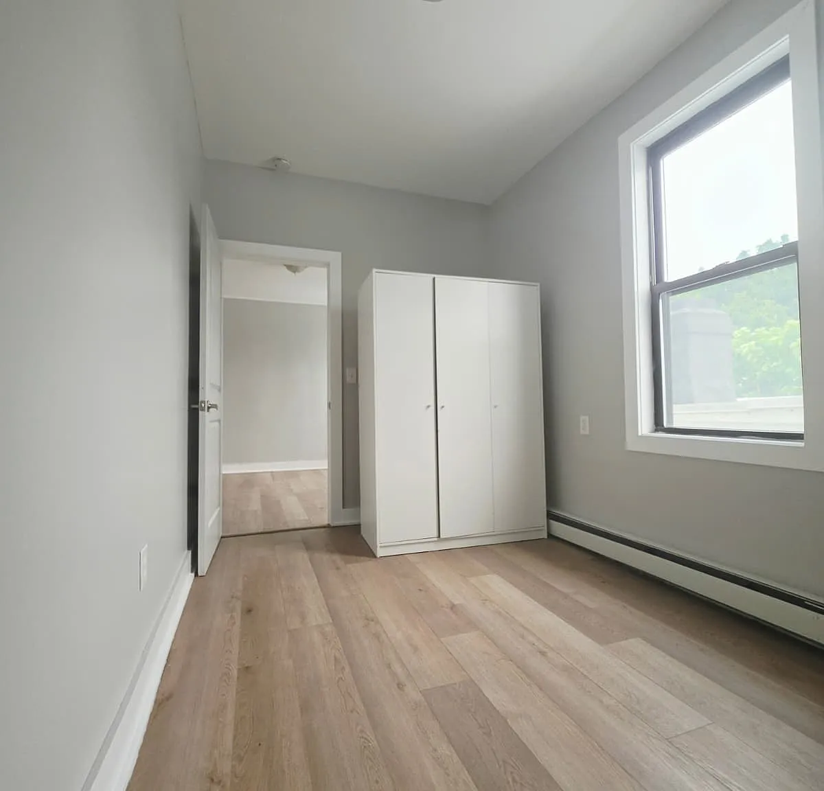 3 bed, 1000 sqft, $2,200 — Photo 2