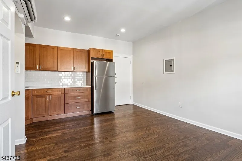 1 bed, 1.0 bath, $2,100 — Photo 3
