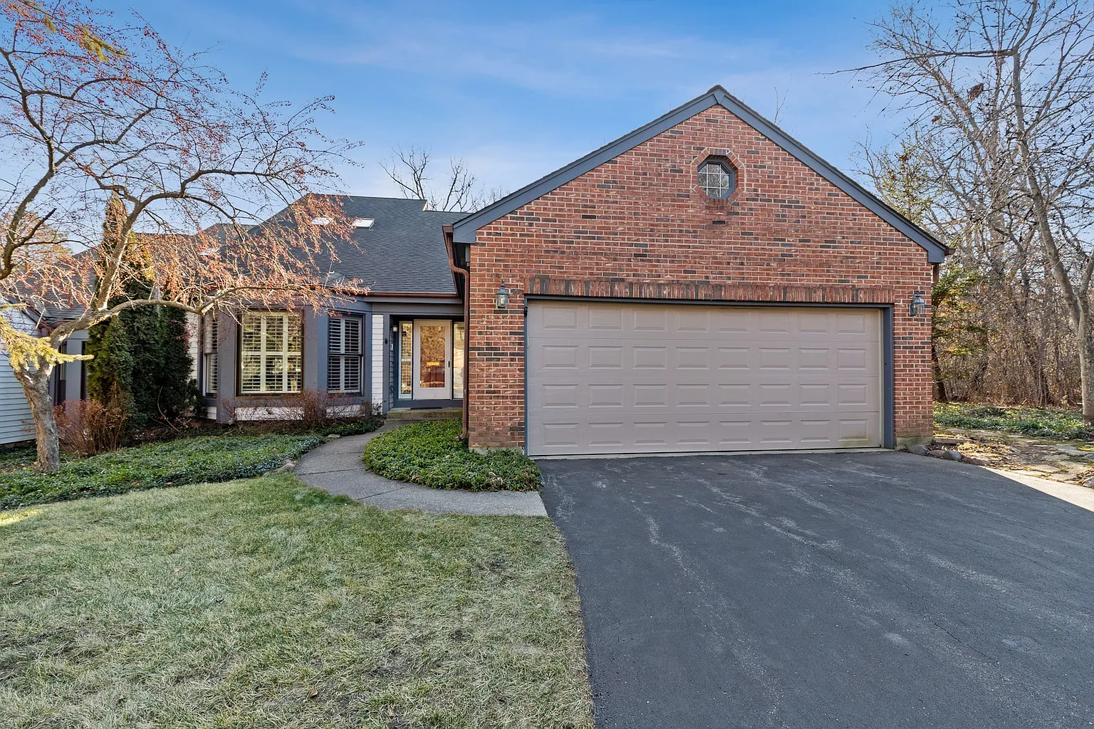 98 Warrington Dr photo 1