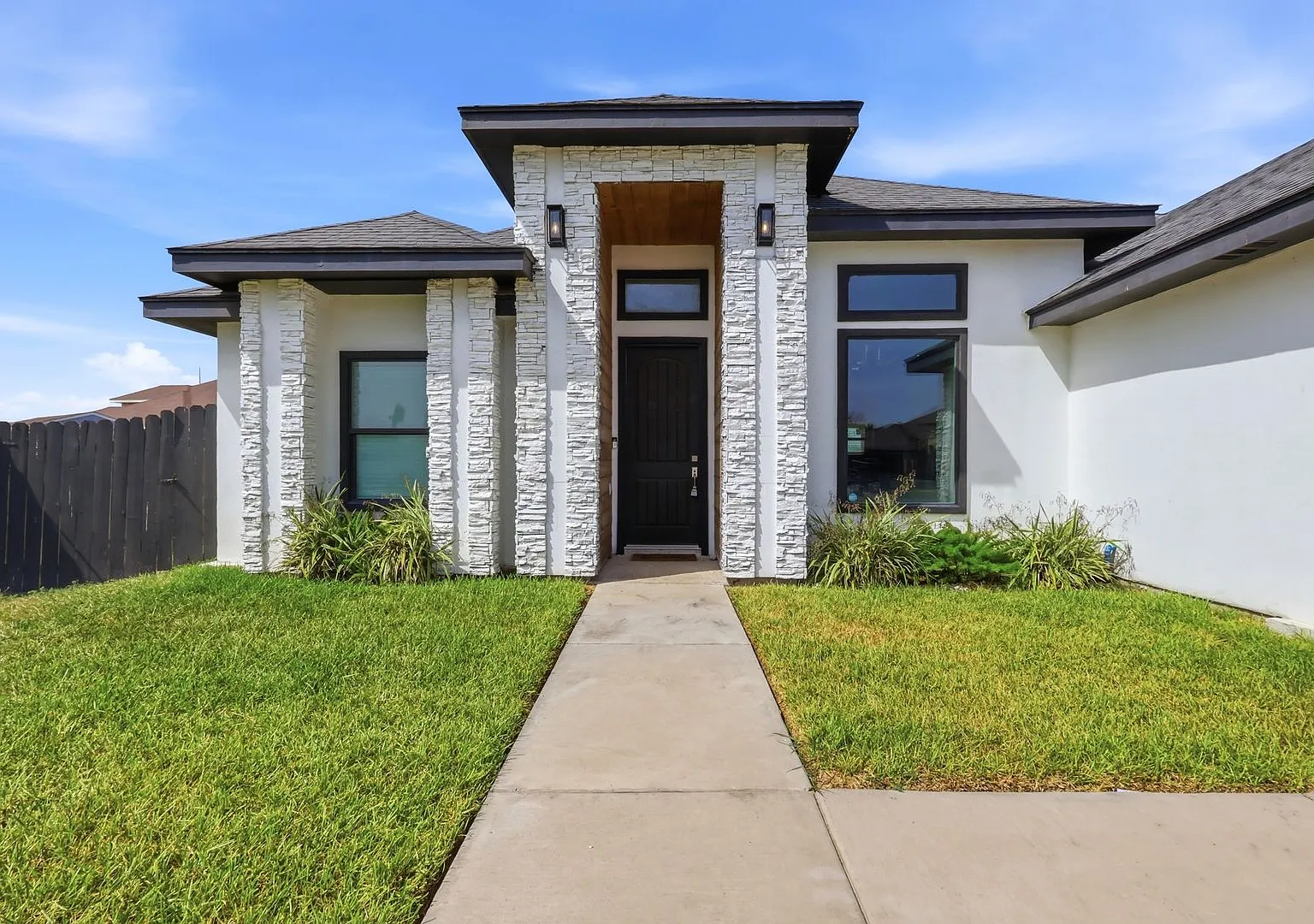For Lease - Modern Comfort Meets Prime Location — Photo 2