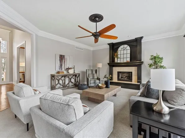 4507 N Mulberry Dr, Kansas City, MO 64116