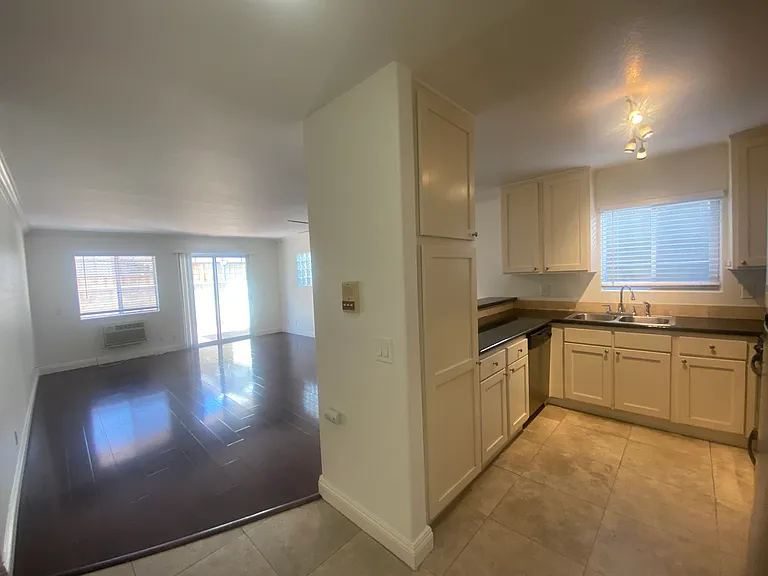 404 W 4th St #4 — Photo 36